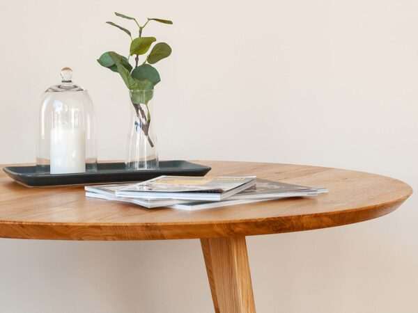 Stolik dębowy 90 cm aranż zbliżenie DANIKA