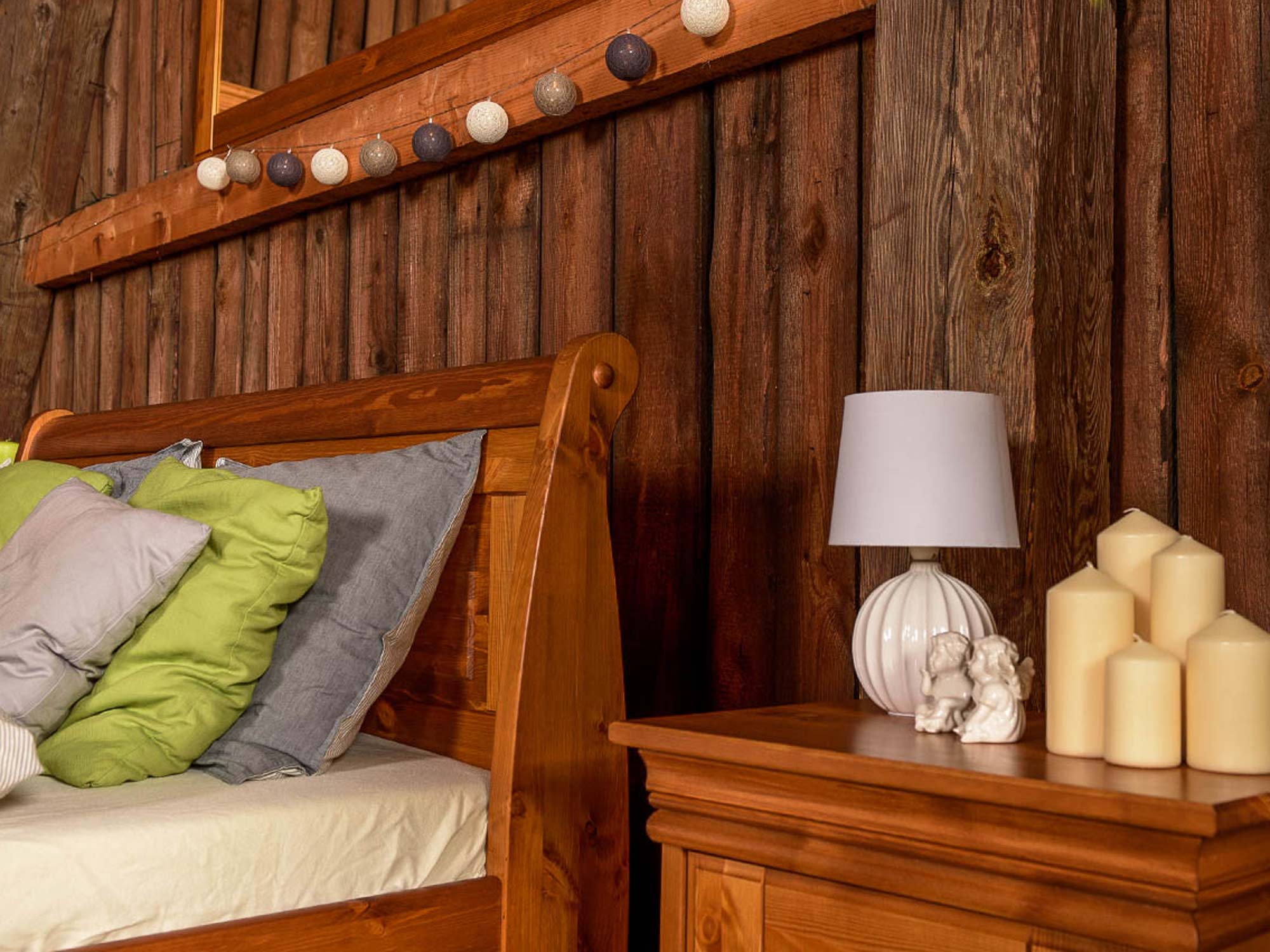 Drewniane łóżko sosna zbliż wezgłowia SENA