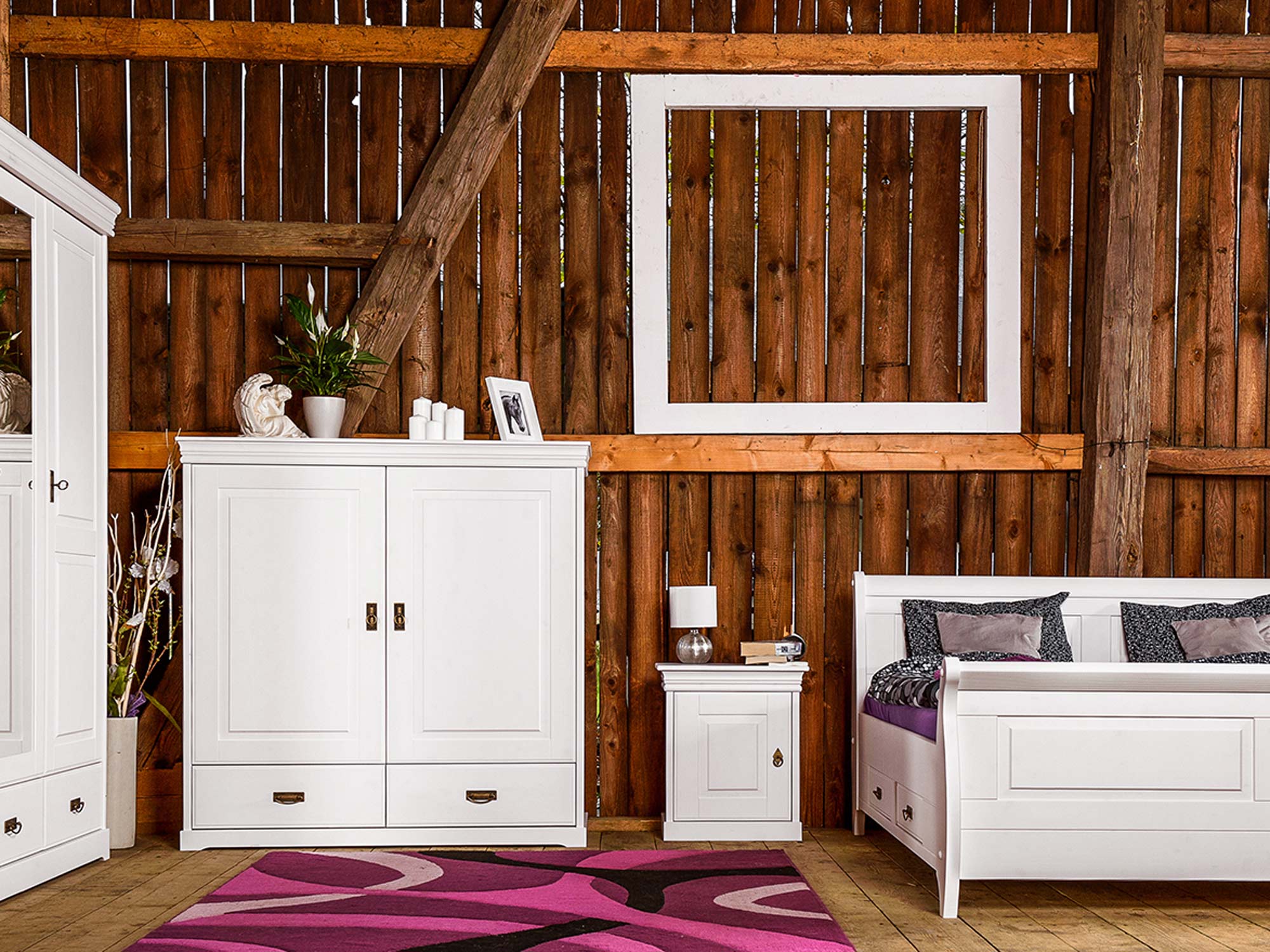 Aranż sypialnia białe meble drewniane SENA