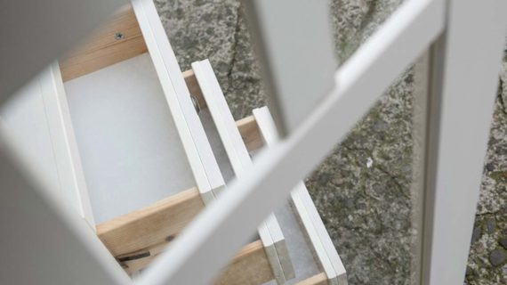 Mała witrynka drewniana biały szuflada NISAN