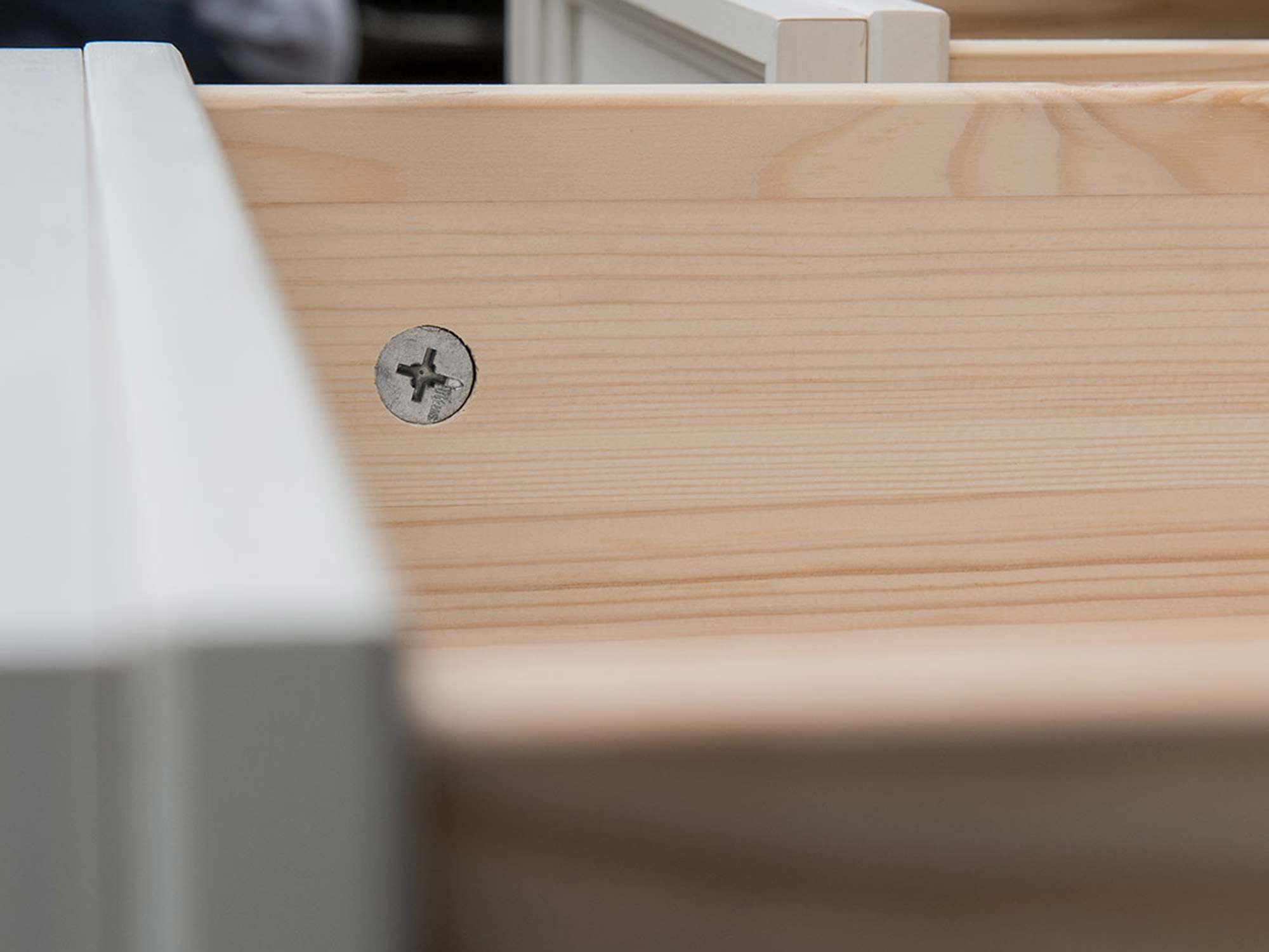 Komoda drewniana klasyczna biała szuflada detale NISAN