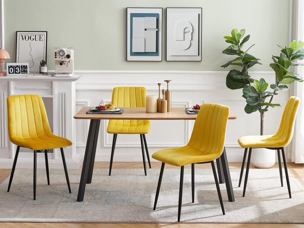 Minimalistyczna jadalnia z żółtymi krzesłami i czarnym stołem na jasnym dywanie