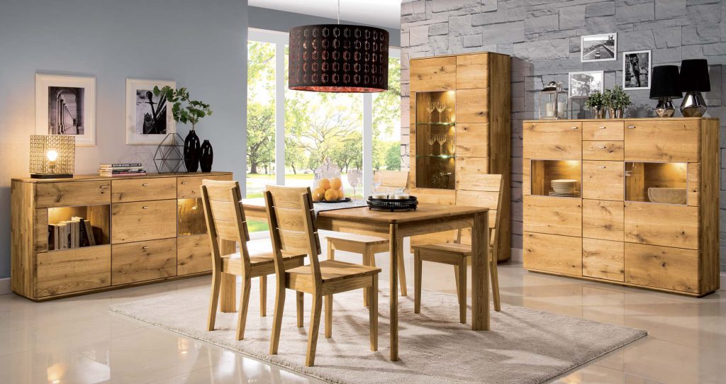 Jadalnia z jasnobrązowymi meblami i klasyczną lampą nad stołem