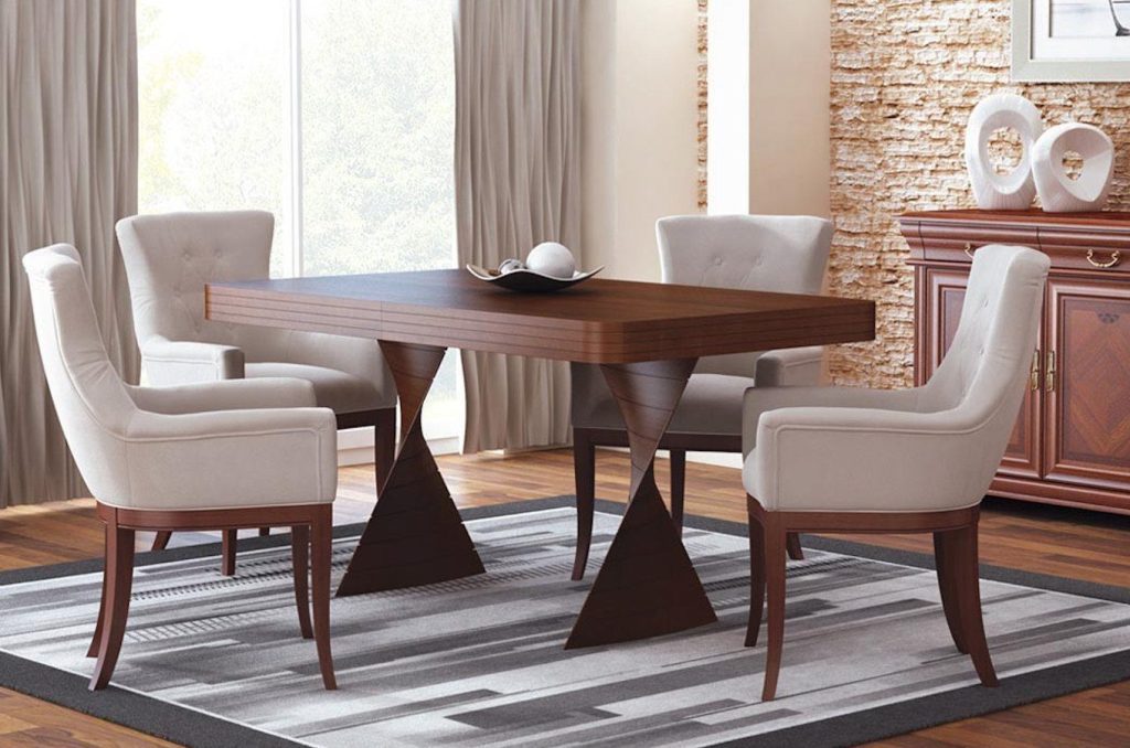 Drewniany stół jadalniany z krzesłami w eleganckim salonie