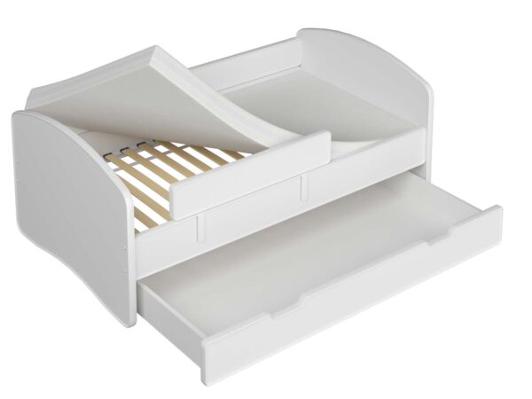 Białe łóżko dziecięce z zaokrąglonymi bokami i miejscem na pościel