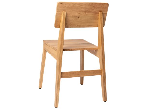 Krzesło drewniane z niskim oparciem i klasyczną linią