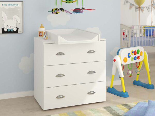 Biała komoda dziecięca z trzema szufladami i uchwytami typu muszelka
