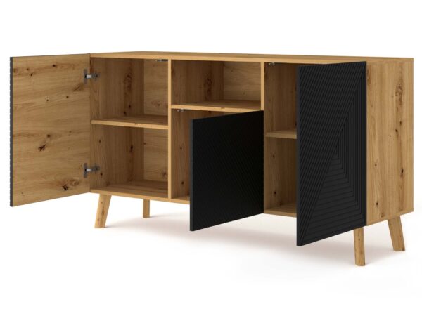 Wnętrze komody – pojemne półki za czarnymi dekoracyjnymi drzwiczkami