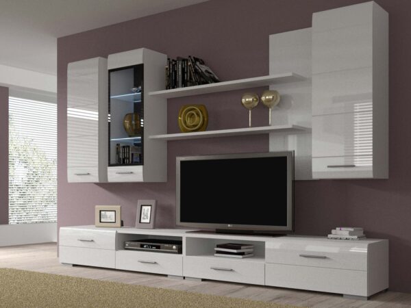 Zabudowa RTV z drewnianymi akcentami i półkami – połączenie klasyki i nowoczesności