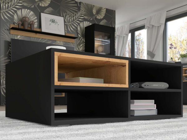 Czarny stolik z wnęką dębową w nowoczesnym salonie