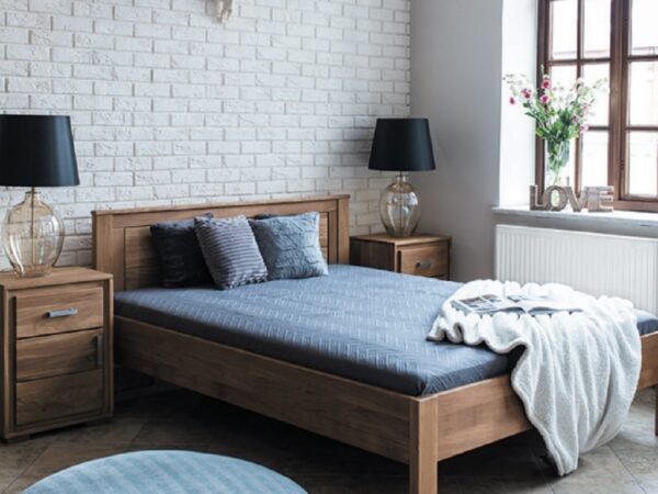 Sypialnia z łóżkiem z drewna litego i dodatkami w kolorze granatu