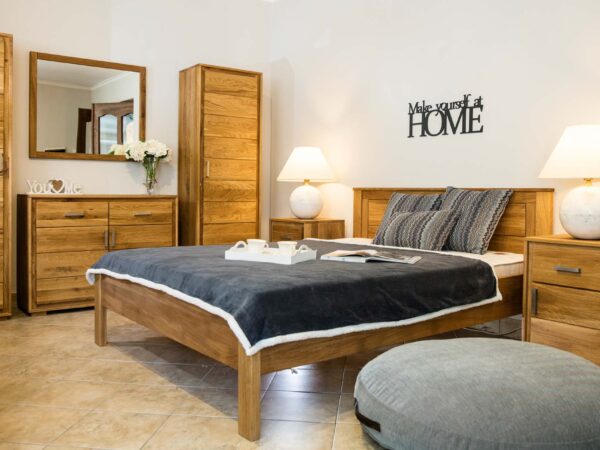 Sypialnia z drewnianym łóżkiem i szafkami nocnymi, styl naturalny