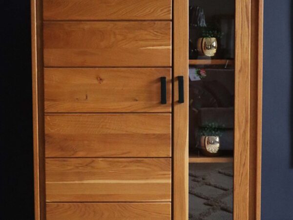 Witryna drewniana z przeszkloną częścią i szafką, połączenie funkcjonalności i stylu