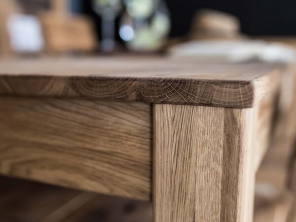 Detal stołu z litego drewna, rustykalne wykończenie z wyraźnymi sękami