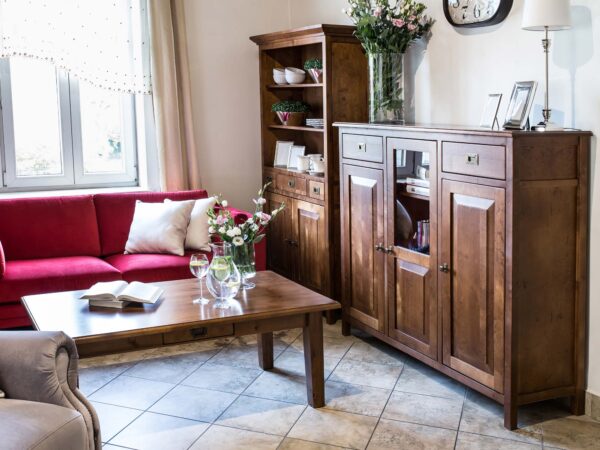 Stylowy salon z kompletem mebli z litego drewna i czerwonym fotelem