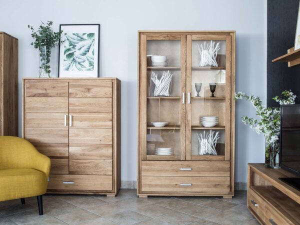 Zestaw mebli salonowych z witryną i komodą, styl naturalny