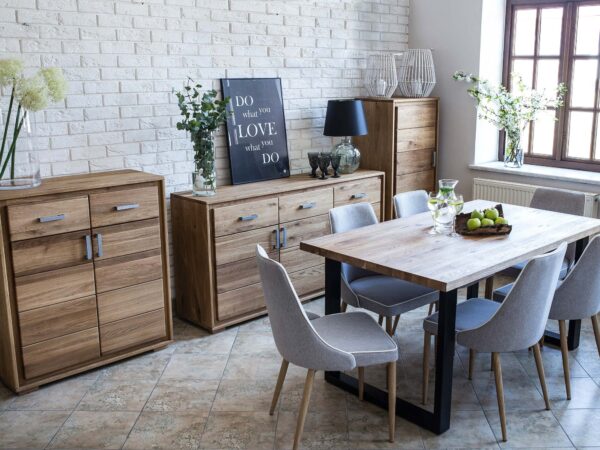 Nowoczesna jadalnia z tapicerowanymi krzesłami i drewnianym stołem