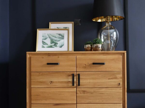Komoda z naturalnego dębu, czarne uchwyty i metalowe nogi, nowoczesny design