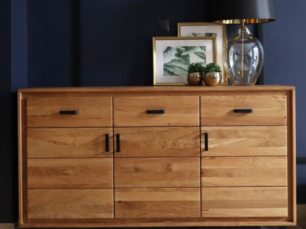 Drewniana komoda z trzema drzwiami i szufladą, styl industrialny z czarnymi akcentami