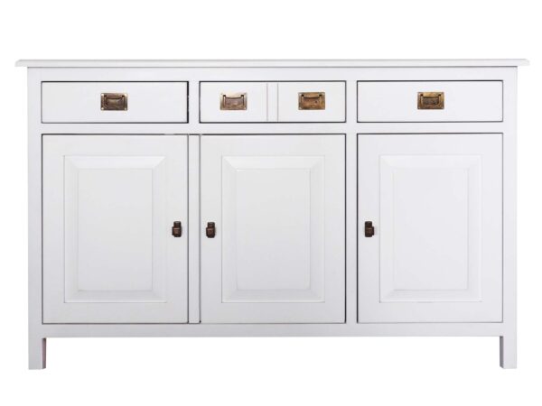 Biała komoda z metalowymi uchwytami