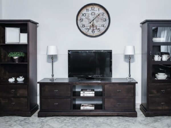 Komoda z witryną i szufladami w ciemnym odcieniu drewna, styl kolonialny