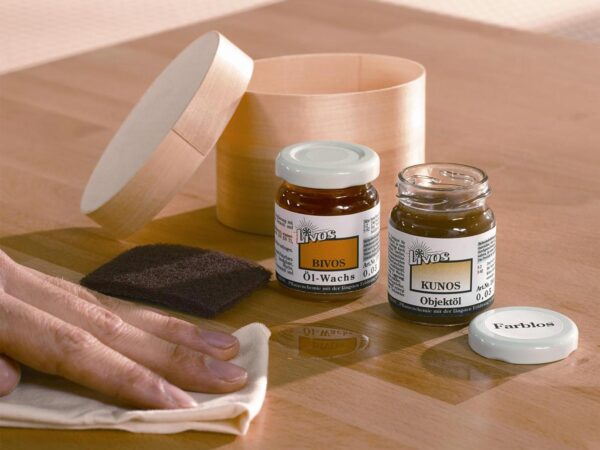 Produkty do pielęgnacji drewna – wosk, olej i miękka ściereczka do czyszczenia