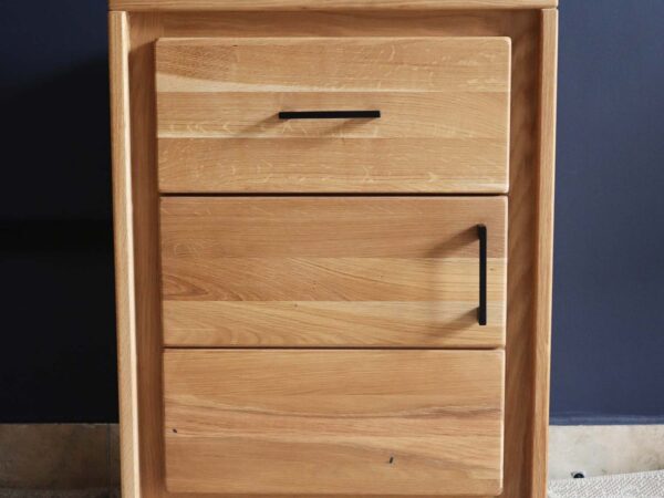 Wysoka komoda z trzema szufladami, naturalny dąb, metalowe uchwyty