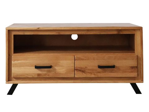 Zbliżenie na dolną część szafki RTV z otworem na przewody i uchwytami z drewna