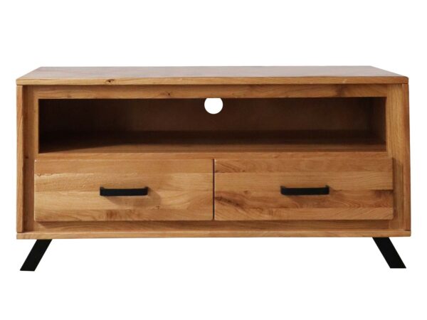 Zbliżenie na dolną część szafki RTV z otworem na przewody i uchwytami z drewna