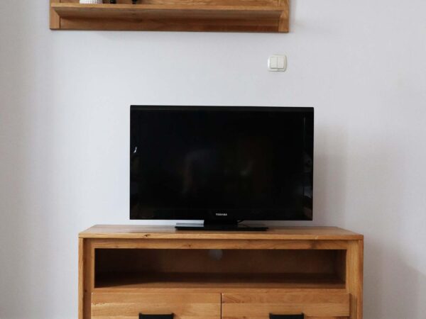 Dębowa szafka RTV z szufladami, wnęką na sprzęt i nowoczesnym designem