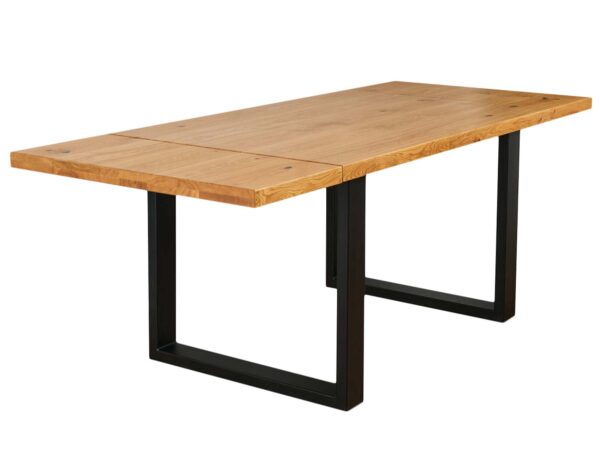 Zbliżenie na róg stołu z widoczną krawędzią z naturalnego drewna