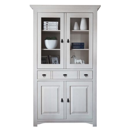 Wysoka witryna w stylu prowansalskim z przeszkleniem i półkami