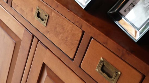 miniaturka Mała Drewniana Komoda MENDOZ