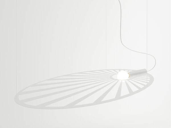 Lampa z cienkimi ramionami i pojedynczym źródłem światła – widok z dołu