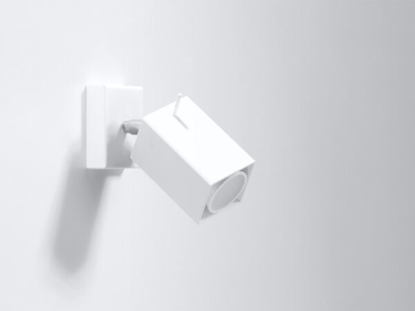 Kinkiet LED w białym kolorze na gładkiej ścianie, styl nowoczesny
