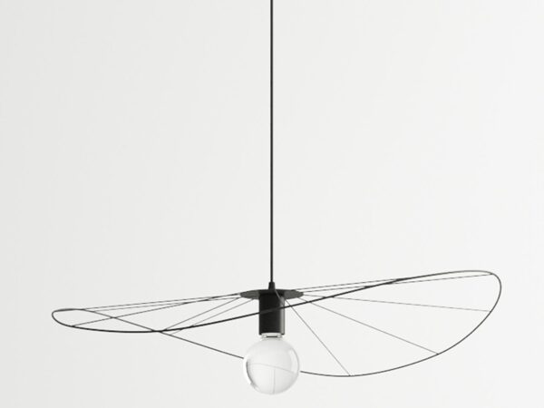 Dekoracyjne lampy wiszące w wysokim pomieszczeniu z jasnym wystrojem