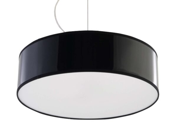 Detal czarnej lampy wiszącej LED – klosz z białym spodem