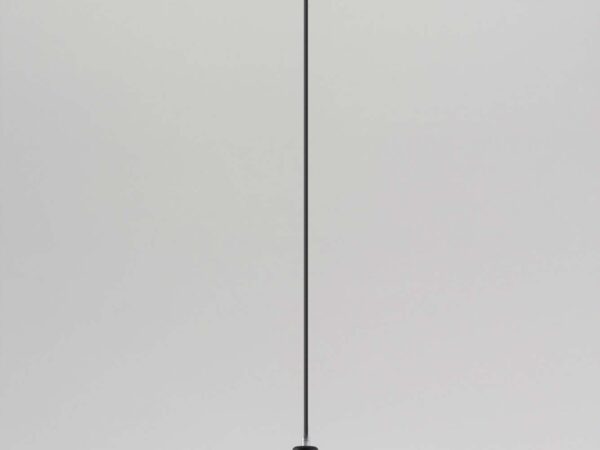 Minimalistyczna lampa wisząca z czarną oprawką i białą żarówką