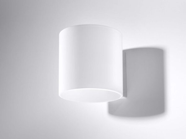 Minimalistyczny biały kinkiet LED z rozproszonym światłem