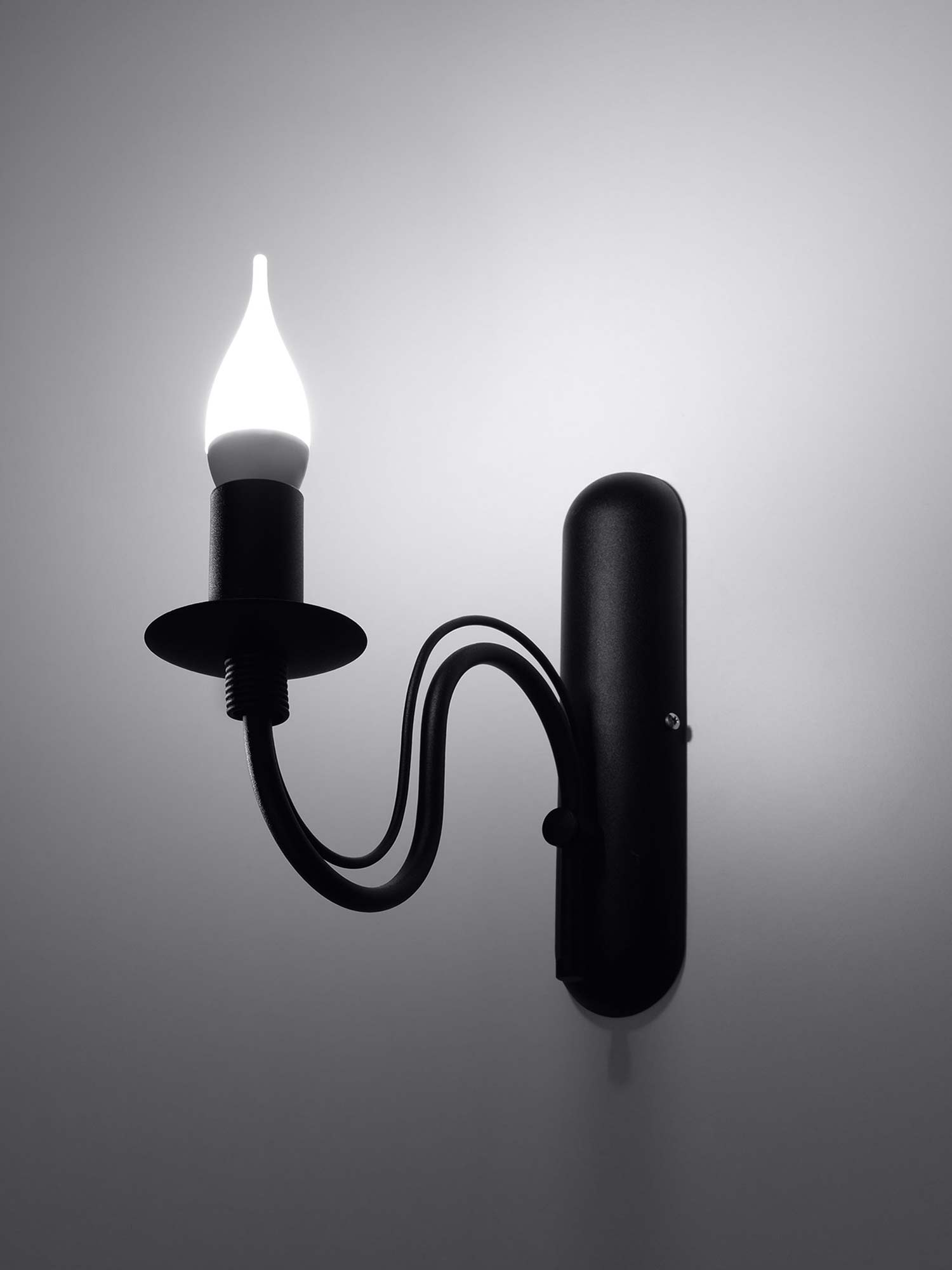 Klasyczny kinkiet z jedną świecą – czarna oprawa, retro styl Klasyczny kinkiet z jedną świecą – czarna oprawa, retro styl