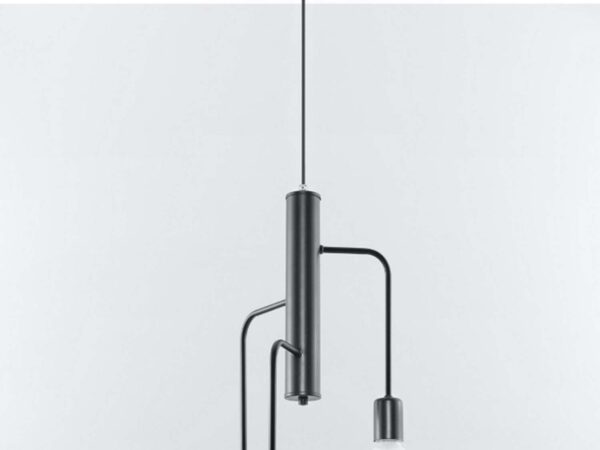 Widok boczny nowoczesnej lampy pająka – żarówki na różnych wysokościach