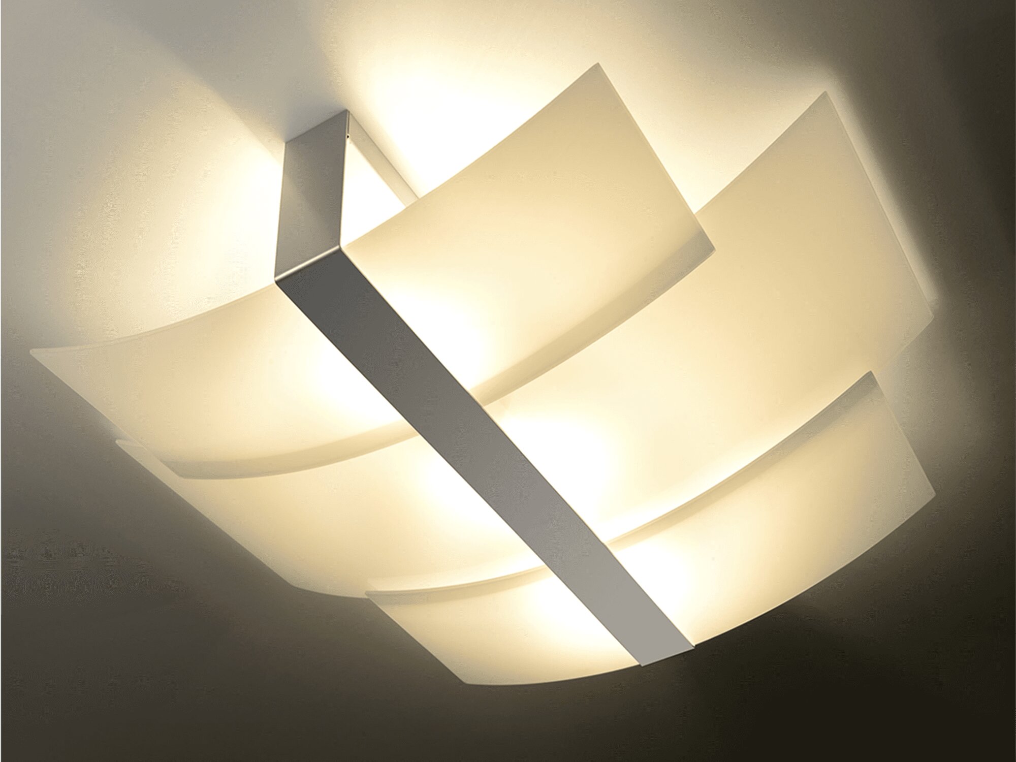 Lampa LED z zakrzywionymi panelami – podświetlenie ciepłe