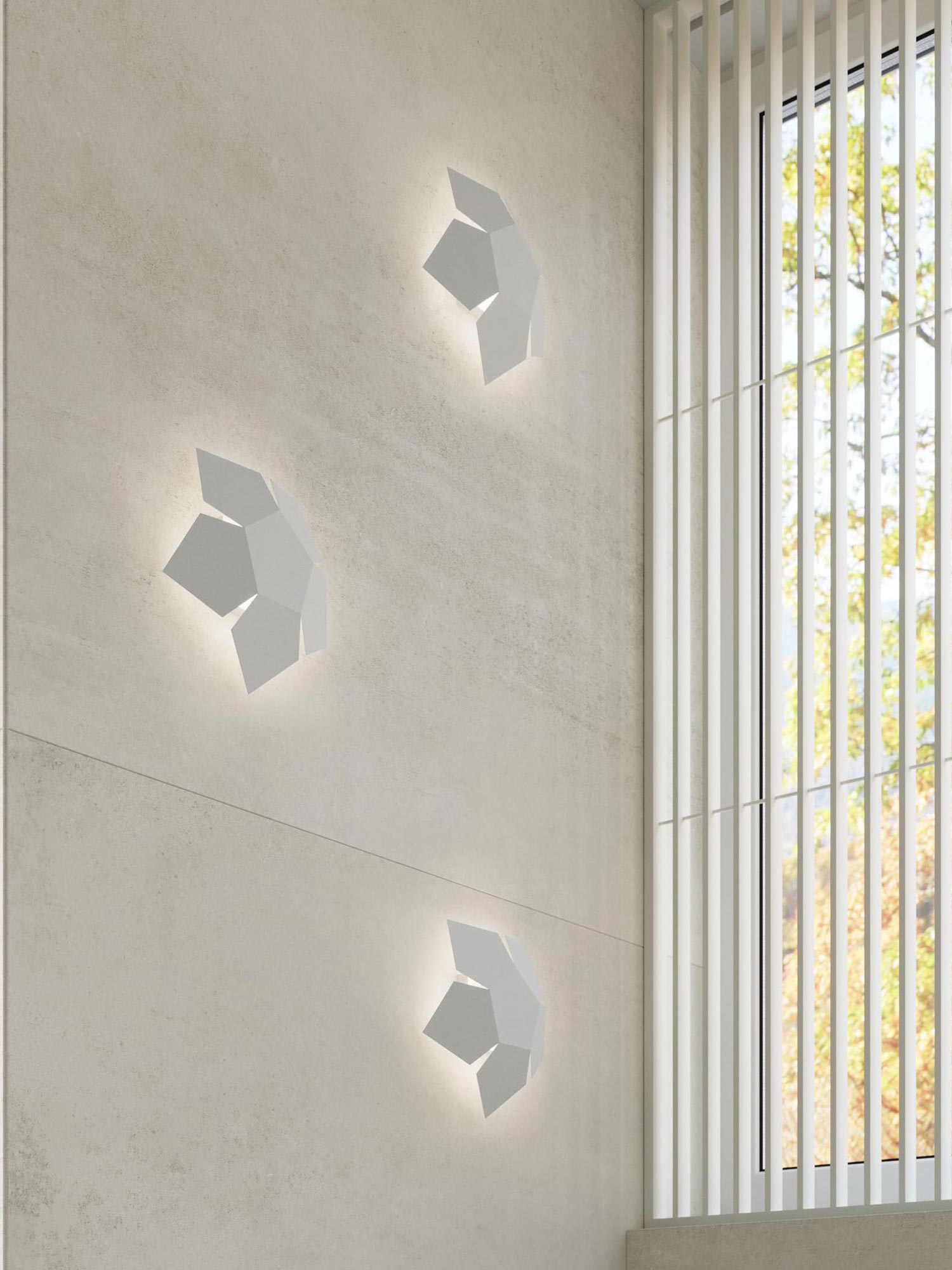 Białe lampy ścienne w sypialni – aranżacja z dużym oknem Białe lampy ścienne w sypialni – aranżacja z dużym oknem