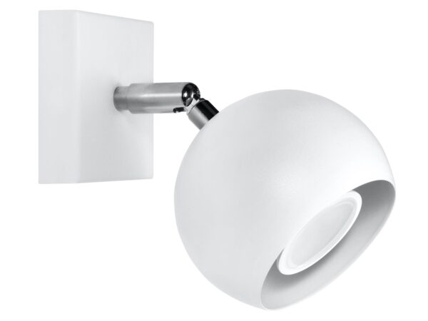 Kulista biała lampa ścienna – kinkiet z chromowanym uchwytem