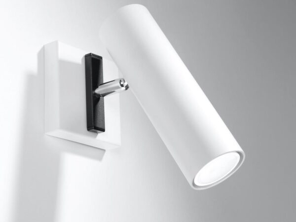 Biały kinkiet LED z chromowanym ramieniem do wnętrz minimalistycznych