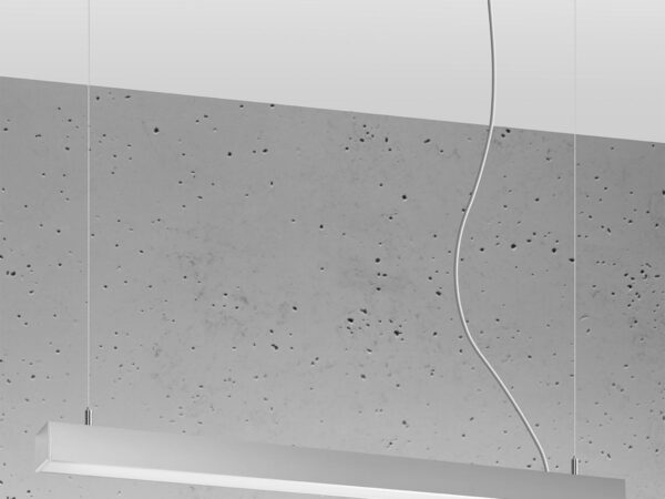 Aranżacja z białą lampą ścienną w salonie z drewnianymi schodami