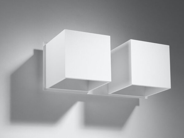 Kinkiet biały – widok z dołu, czysta forma