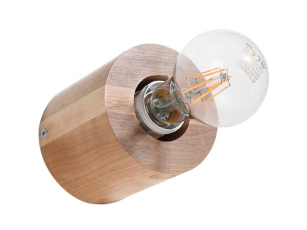 Zbliżenie na lampę z drewna z widoczną żarówką, styl retro