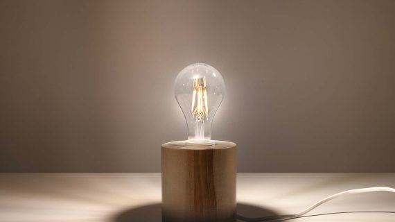 miniaturka Ciepło Drewna w Lampie Biurkowej SAPHIR