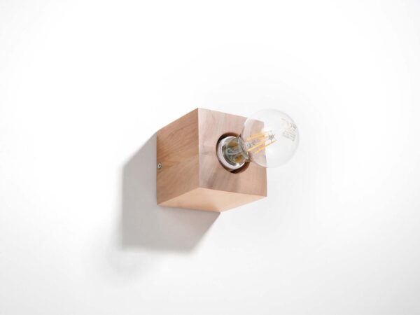 Kinkiet sześcienny z drewna – światło vintage